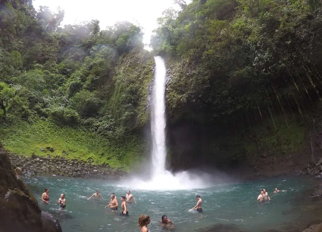 Cascada entre vegetación tropical en La Fortuna